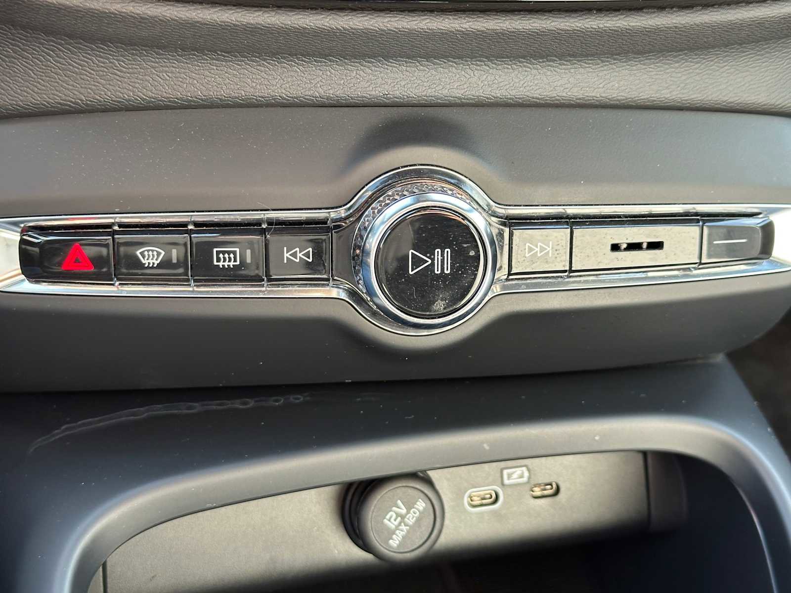 Used 2023 Volvo XC40 Recharge Ultimate image 29