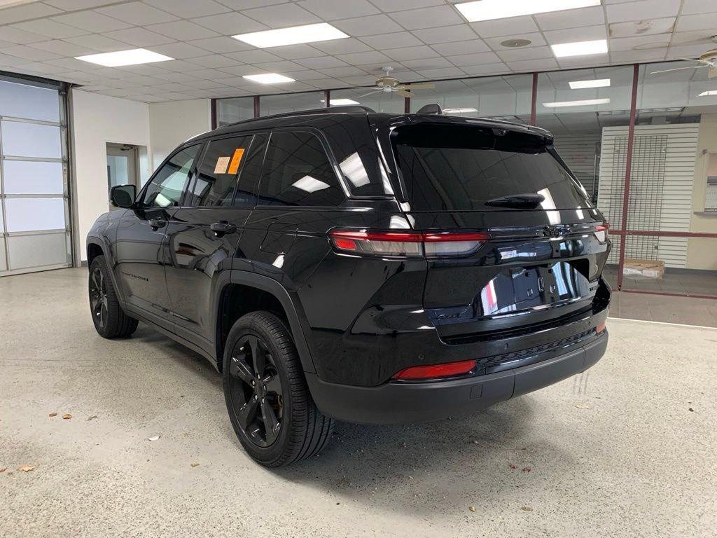 Used 2023 Jeep Grand Cherokee Limited w/ Luxury Tech Group II AWD/4WD image 5