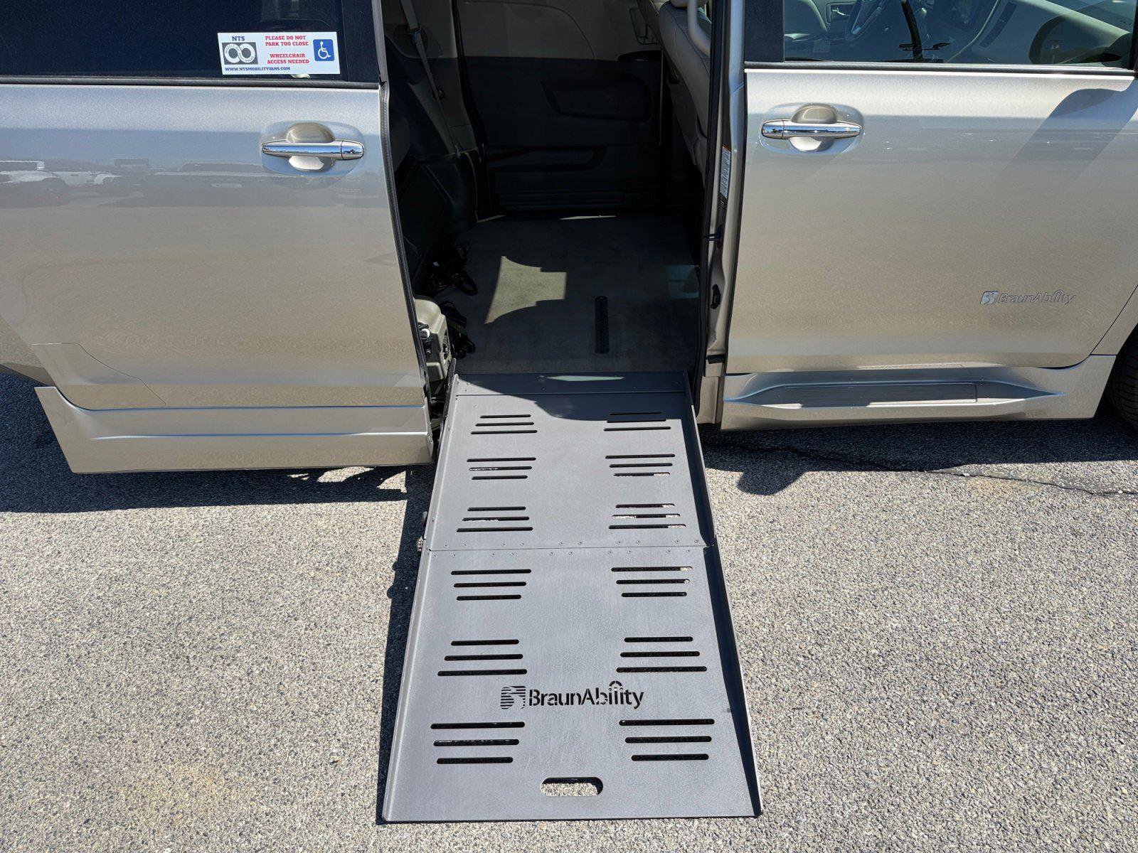 Used 2015 Toyota Sienna XLE w/ XLE Navigation Package FWD image 19