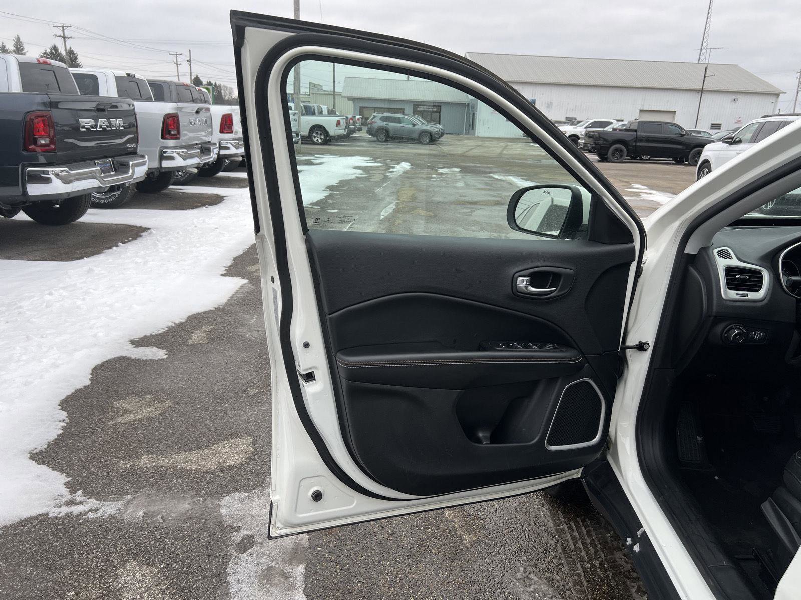 Used 2020 Jeep Compass Latitude image 11