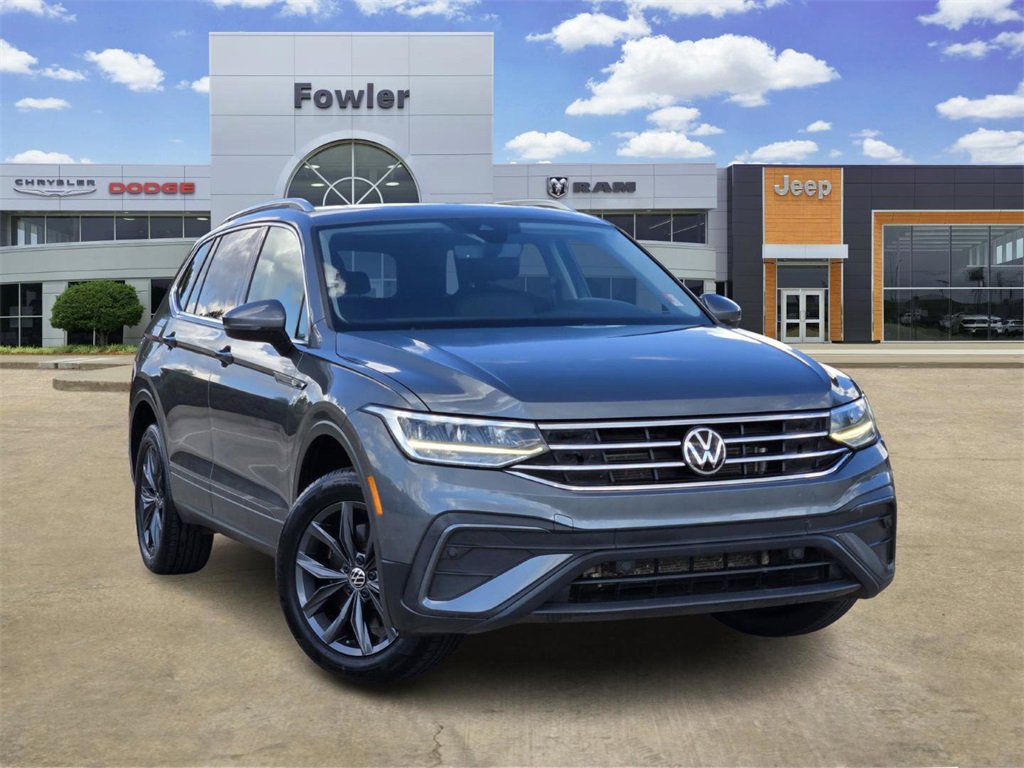 Used 2023 Volkswagen Tiguan SE w/ Panoramic Sunroof Package image 2