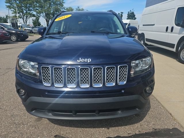 Used 2017 Jeep Compass Latitude FWD image 2
