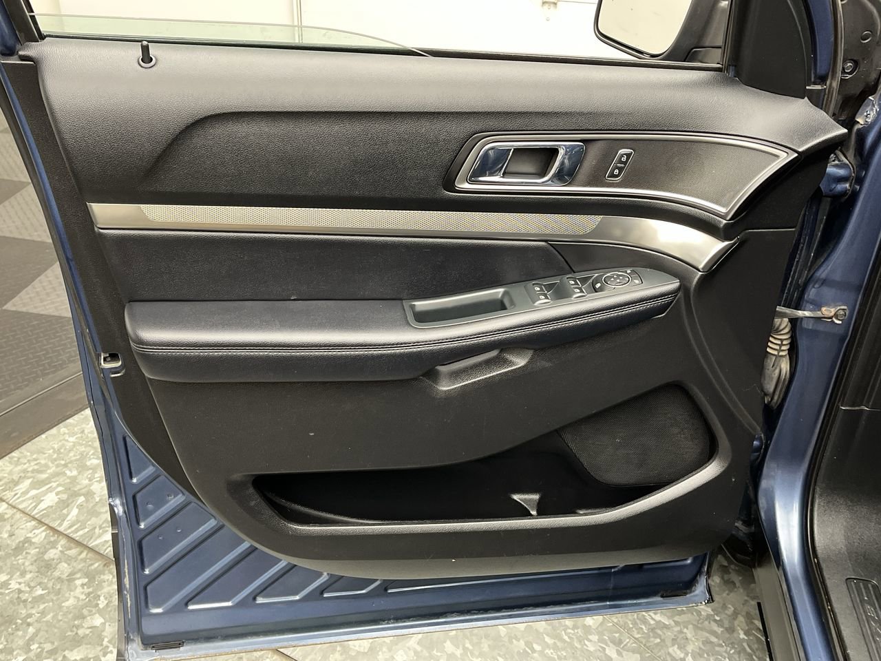 Used 2018 Ford Explorer XLT w/ Equipment Group 202A AWD/4WD image 7