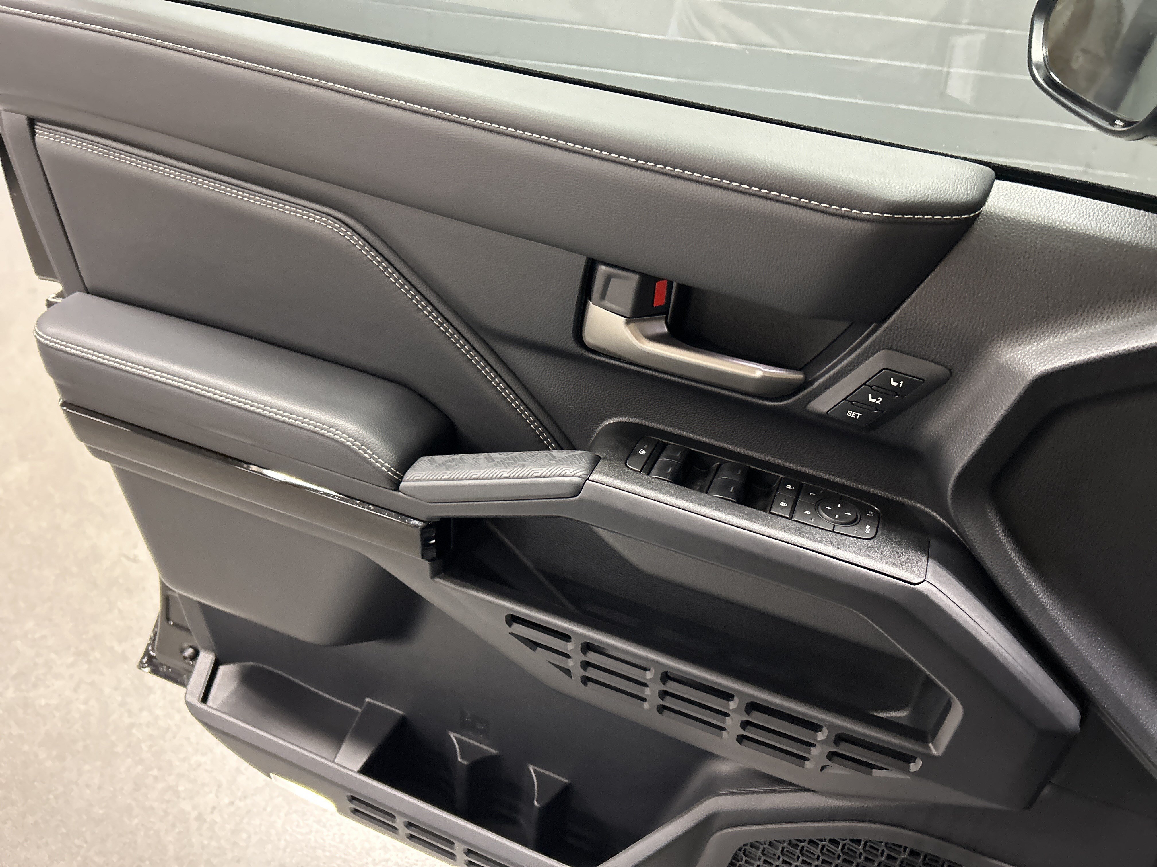 Used 2025 Toyota 4Runner Limited RWD image 14