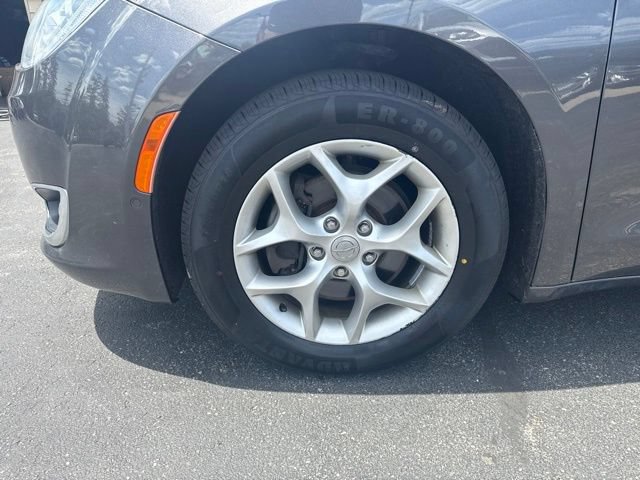 Used 2019 Chrysler Pacifica Touring Plus w/ Advanced Safetytec Group FWD image 9