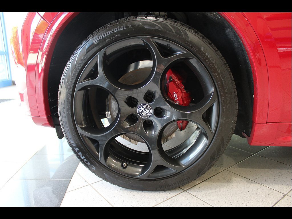 Used 2022 Alfa Romeo Stelvio Veloce AWD/4WD image 9