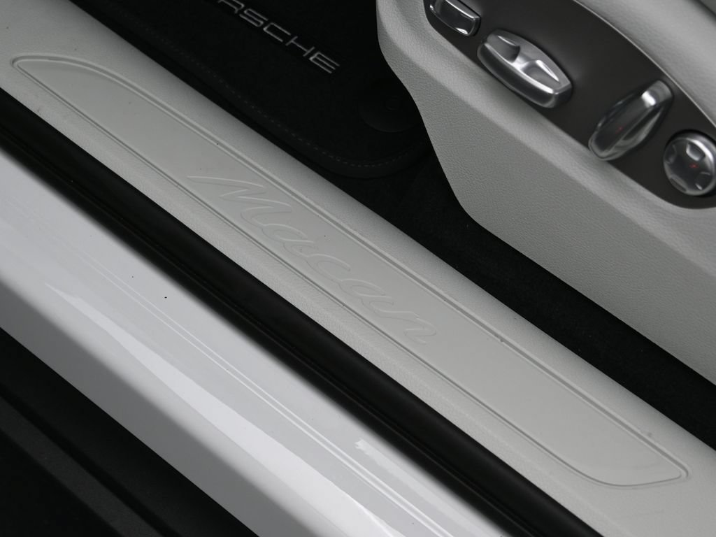 Certified 2026 Porsche Macan AWD/4WD image 14