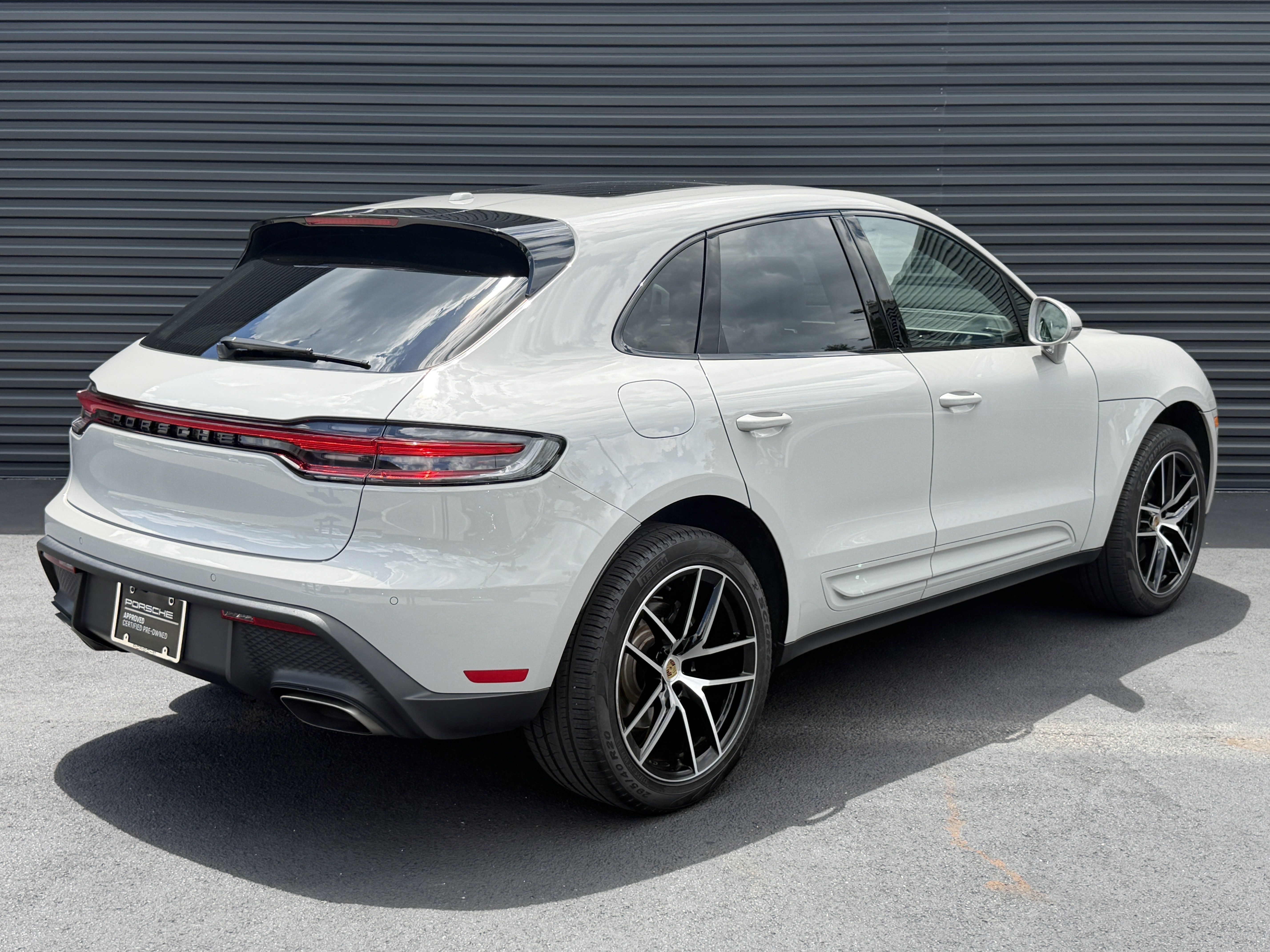Certified 2024 Porsche Macan AWD/4WD image 9