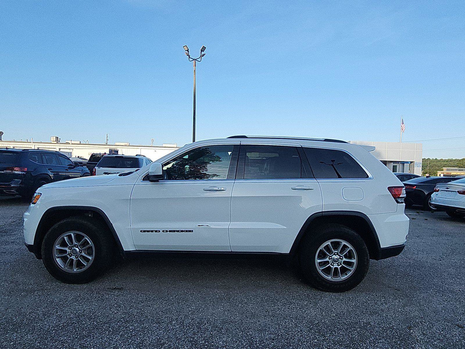 Used 2020 Jeep Grand Cherokee Laredo AWD/4WD image 2
