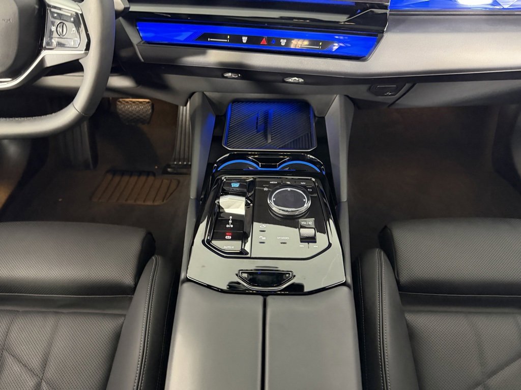 Used 2025 BMW i5 xDrive40 w/ Premium Package image 16
