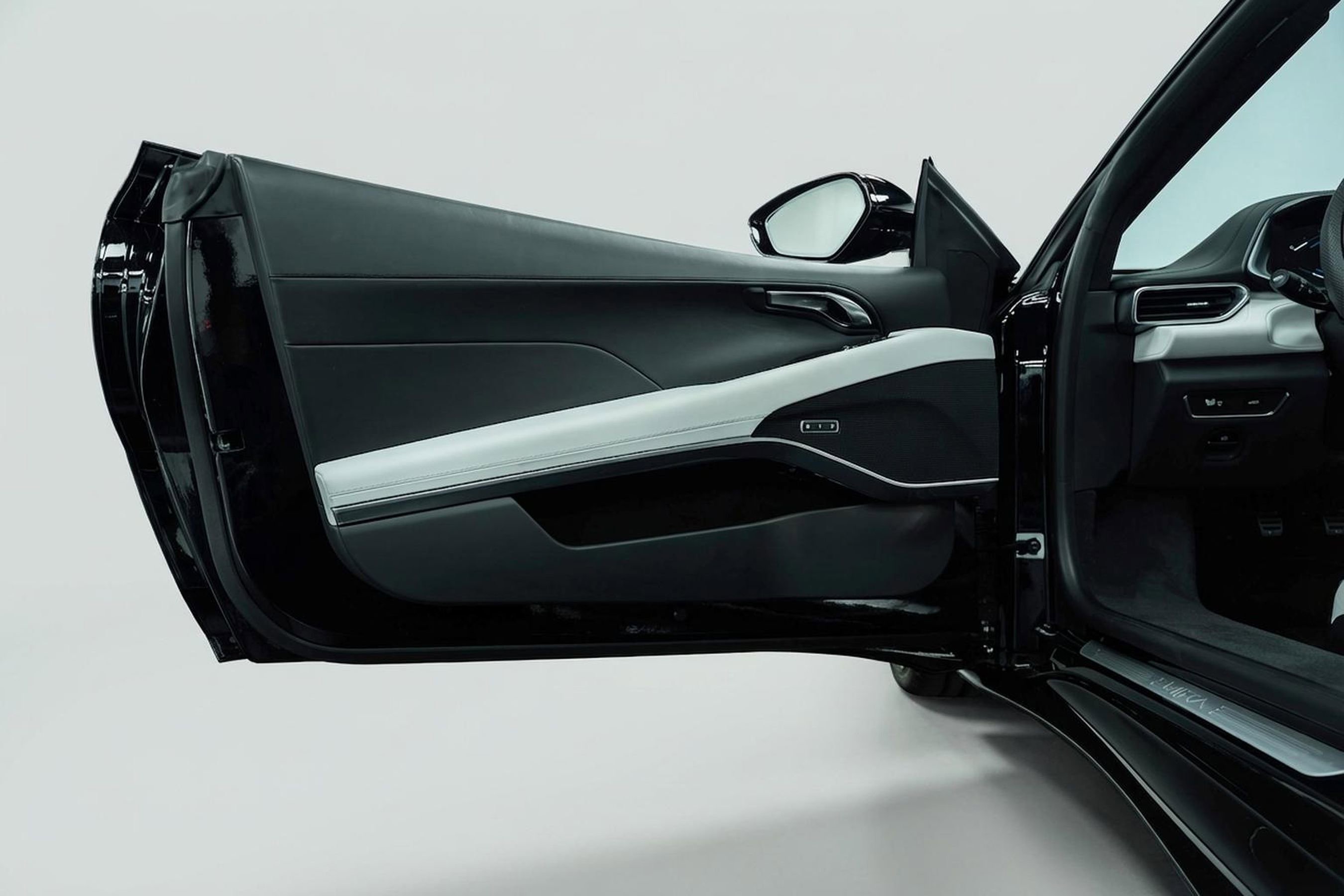 New 2025 Lotus Emira image 7