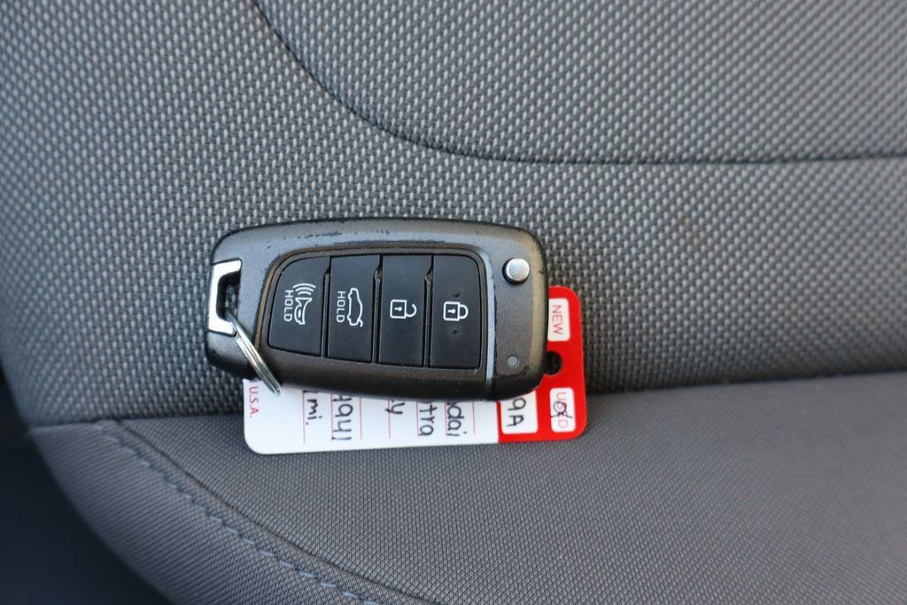 Used 2021 Hyundai Elantra SE image 25