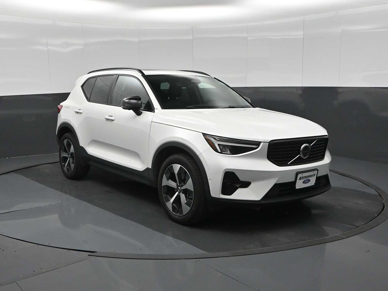 Used 2023 Volvo XC40 B4 Ultimate FWD image 2