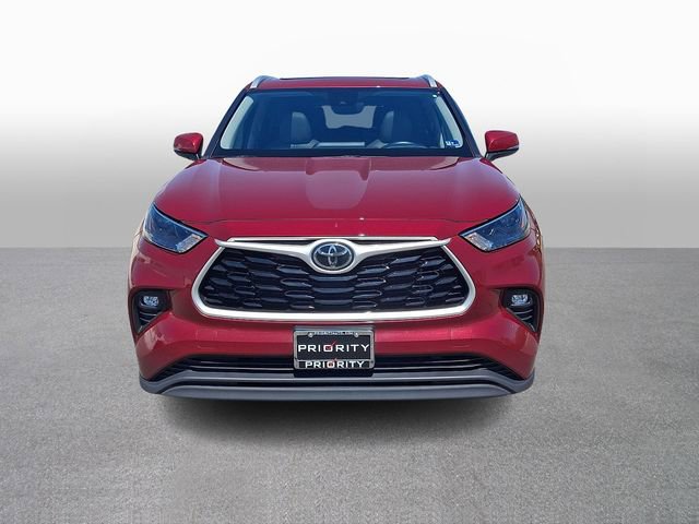Used 2023 Toyota Highlander XLE image 2