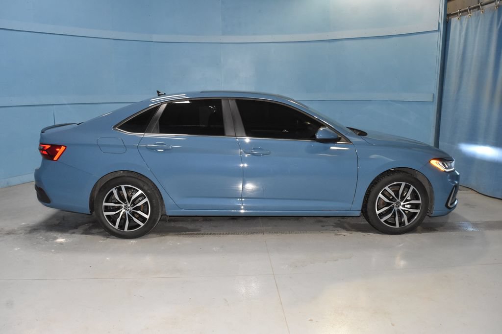 Used 2025 Volkswagen Jetta SE FWD image 23