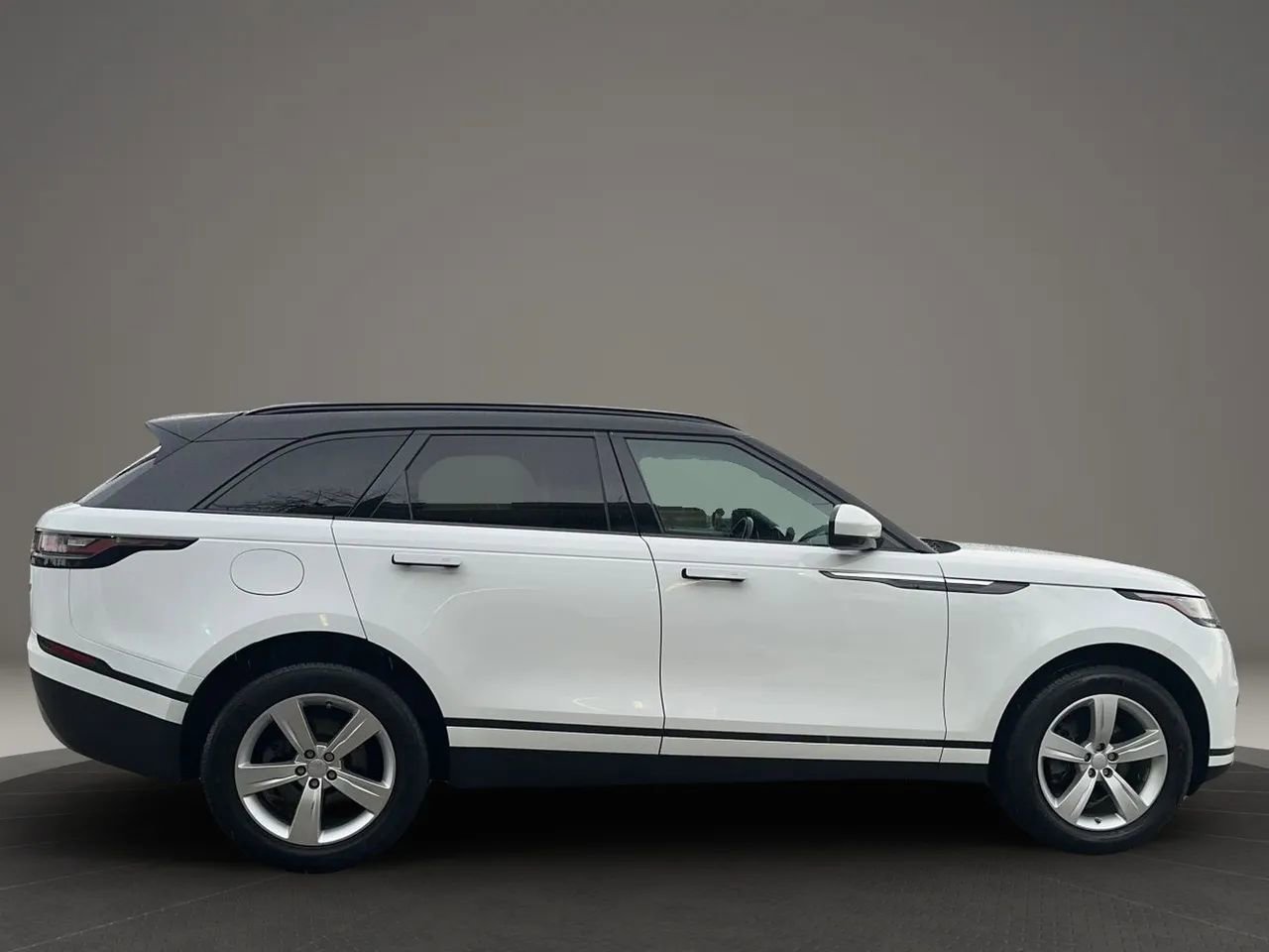 Used 2018 Land Rover Range Rover Velar S image 8