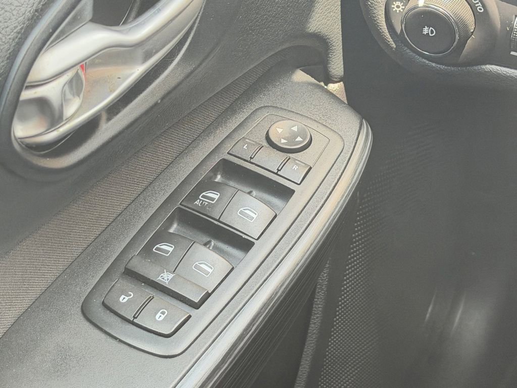 Used 2015 Jeep Cherokee Latitude w/ Comfort/Convenience Group AWD/4WD image 16