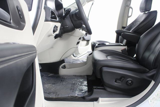 Used 2024 Chrysler Pacifica Select image 16