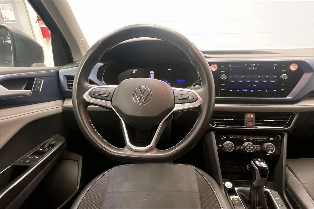 Used 2024 Volkswagen Taos SE image 4