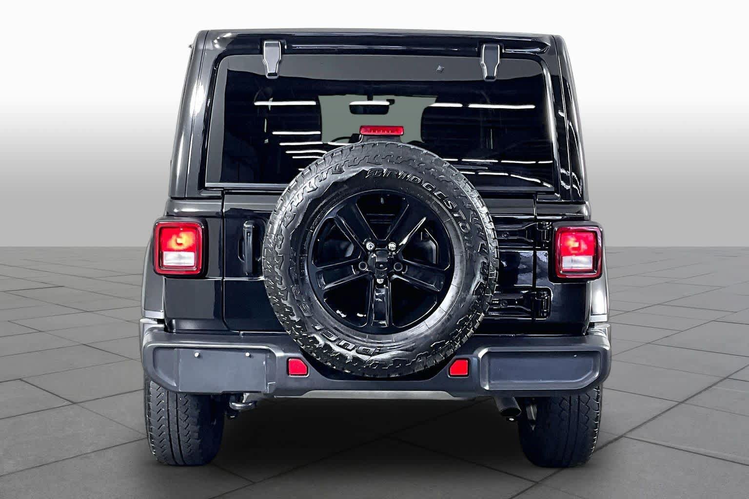 Used 2023 Jeep Wrangler Unlimited Sahara AWD/4WD image 5