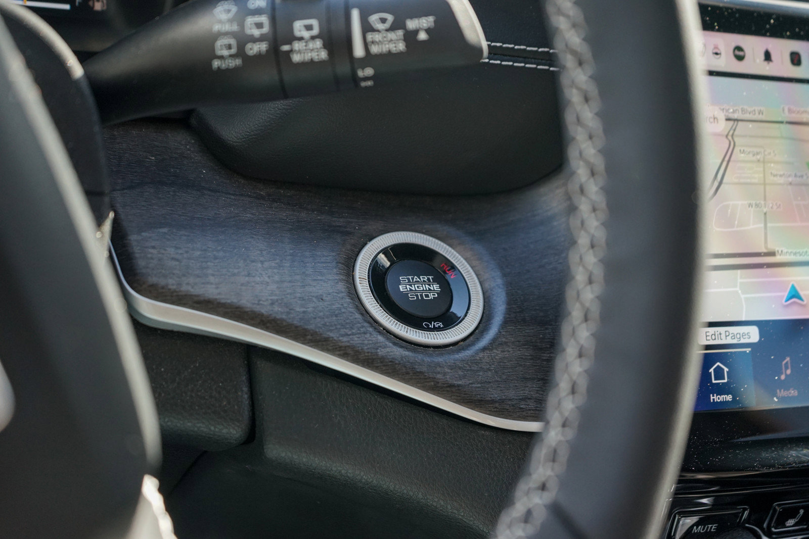 Used 2023 Jeep Grand Cherokee Limited w/ Black Appearance Package image 19