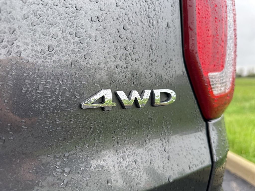 Used 2019 Ford Explorer XLT w/ Equipment Group 202A AWD/4WD image 5