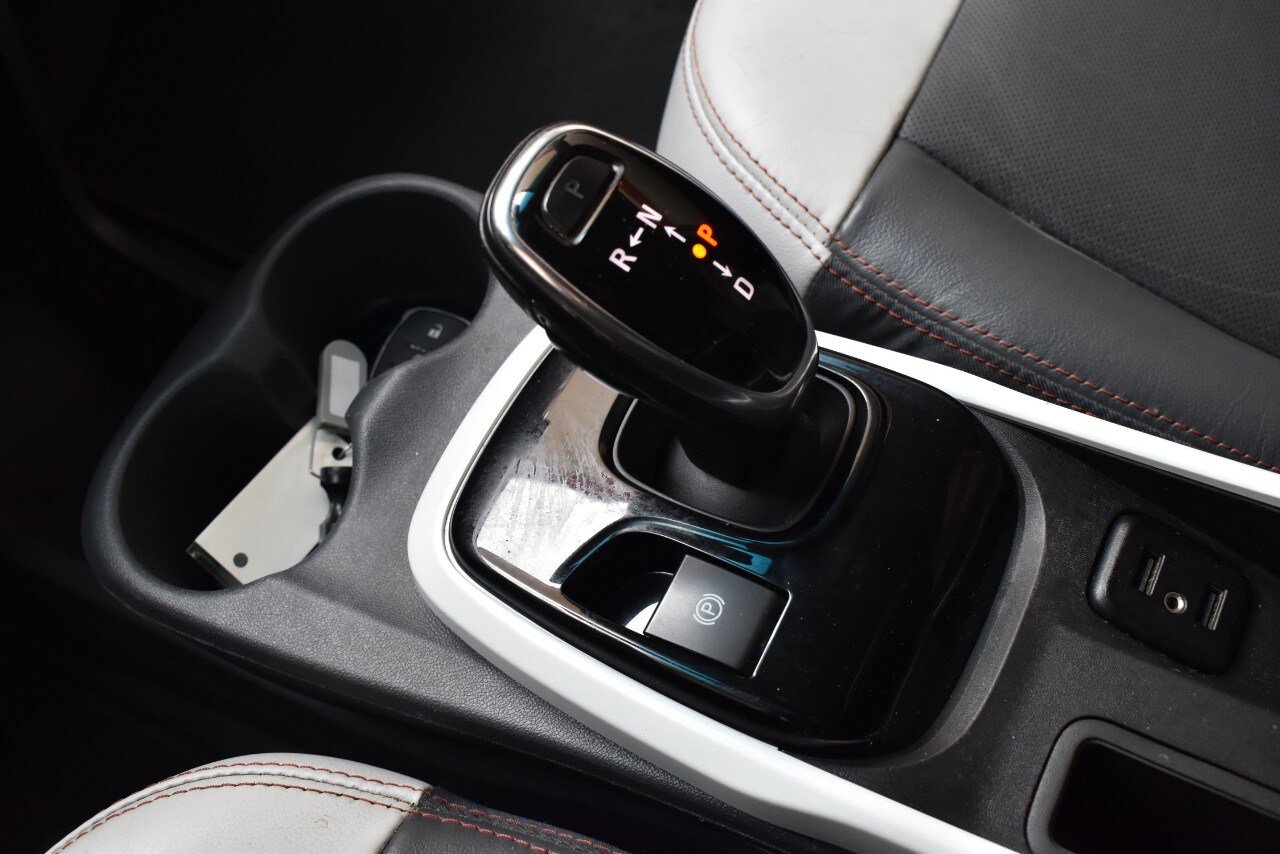 Used 2020 Chevrolet Bolt Premier w/ Infotainment Package FWD image 32