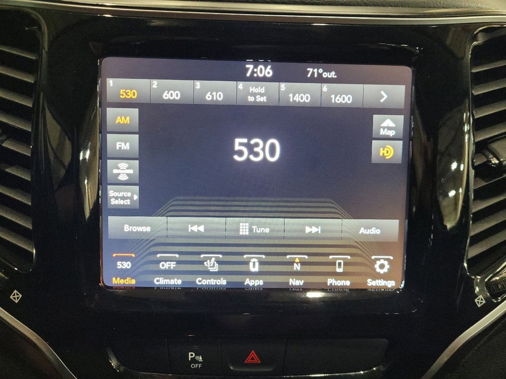 Used 2019 Jeep Cherokee Limited image 25