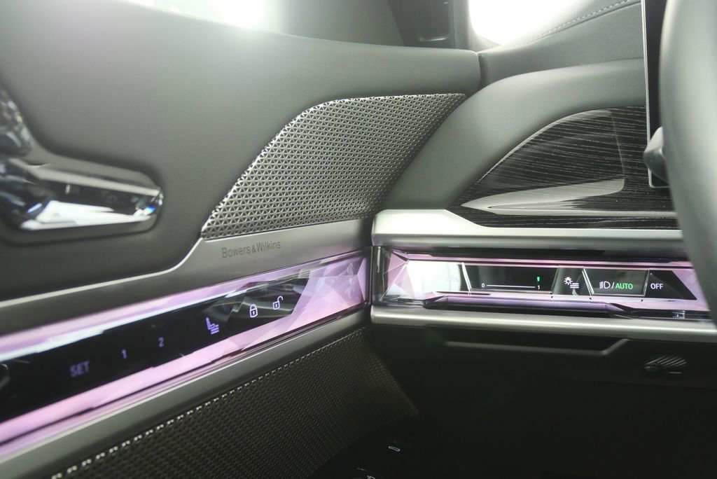 Certified 2025 BMW 740i image 21