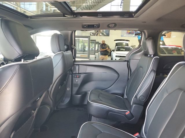 New 2026 Chrysler Pacifica Limited w/ Trailer Tow Group AWD/4WD image 10