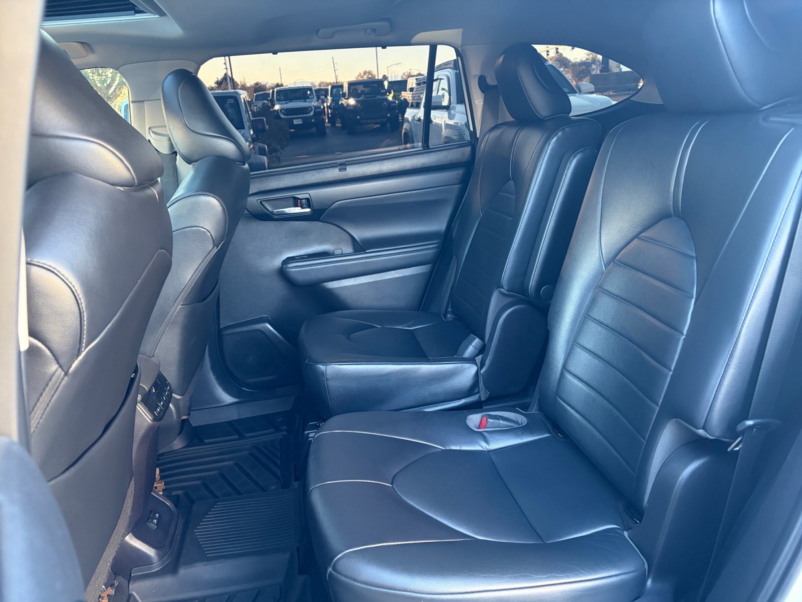 Used 2022 Toyota Highlander XLE AWD/4WD image 16