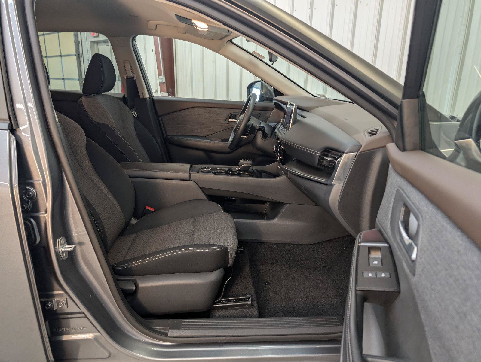 Used 2022 Nissan Rogue SV AWD/4WD image 30