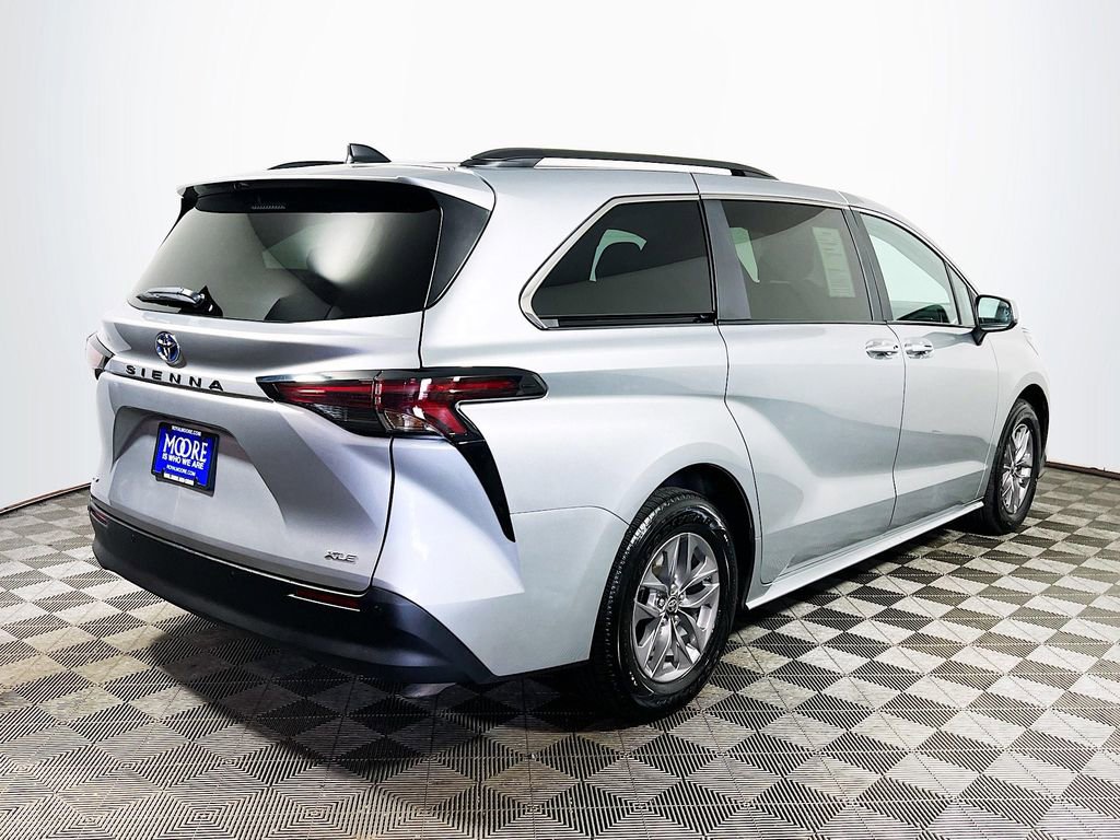 Certified 2025 Toyota Sienna XLE FWD image 8