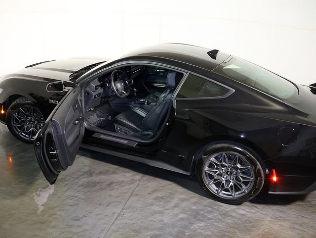 Used 2025 Ford Mustang GT Premium w/ GT Performance Package RWD image 5