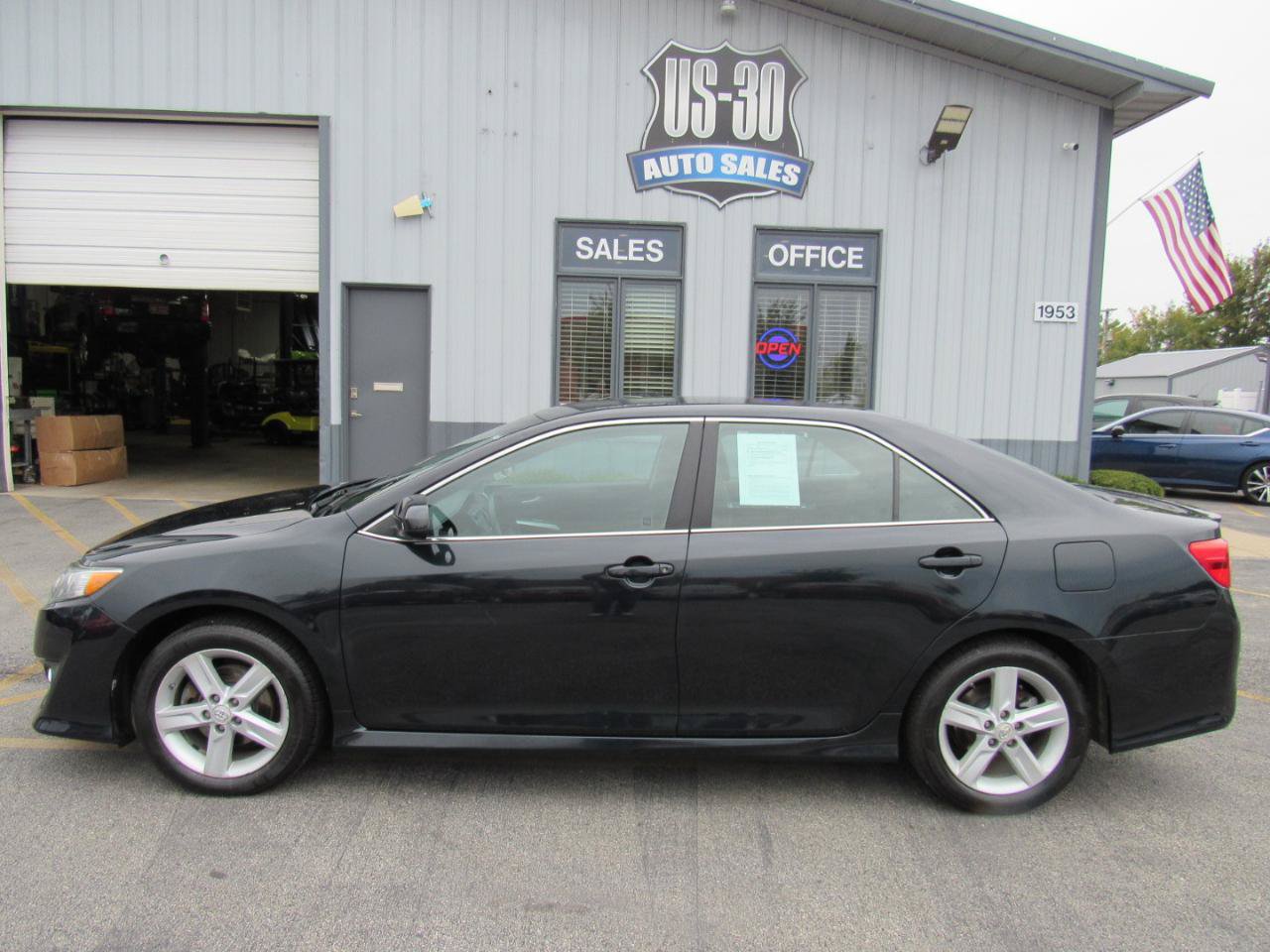 Used 2012 Toyota Camry SE FWD image 3