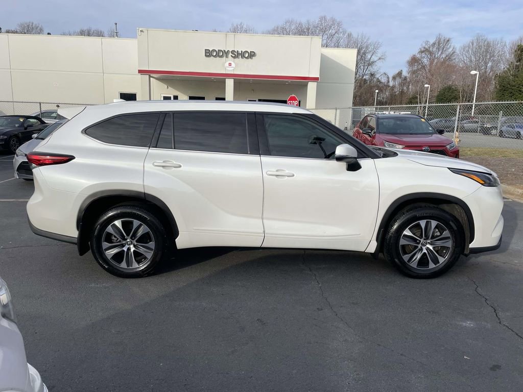 Used 2021 Toyota Highlander XLE image 11