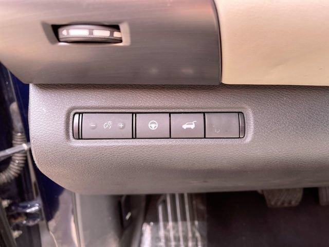 Used 2023 Nissan Pathfinder SL AWD/4WD image 19