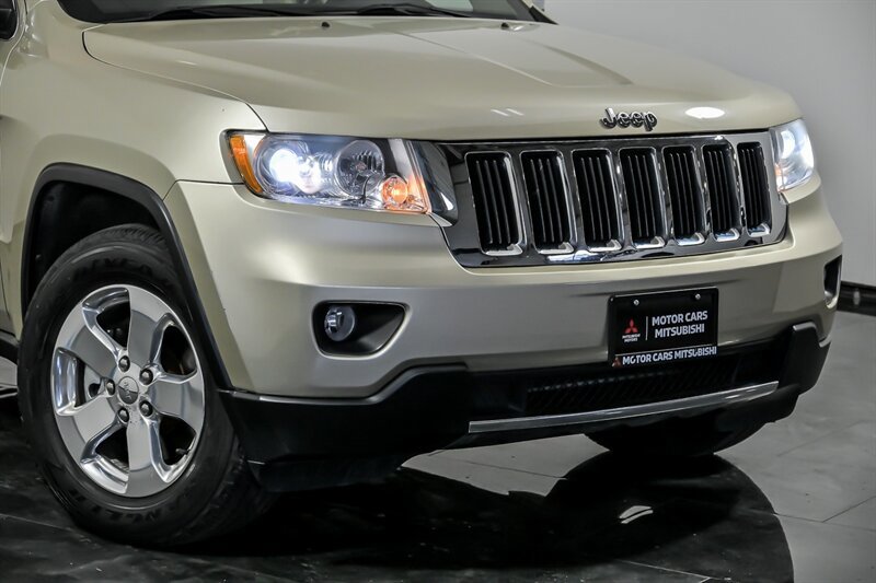 Used 2011 Jeep Grand Cherokee Limited w/ Luxury Group II AWD/4WD image 2