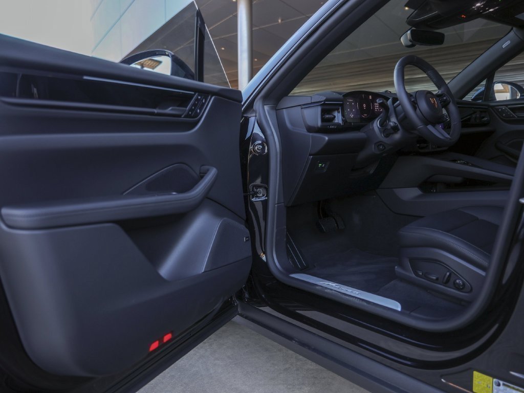 Certified 2026 Porsche Macan Electric RWD image 31