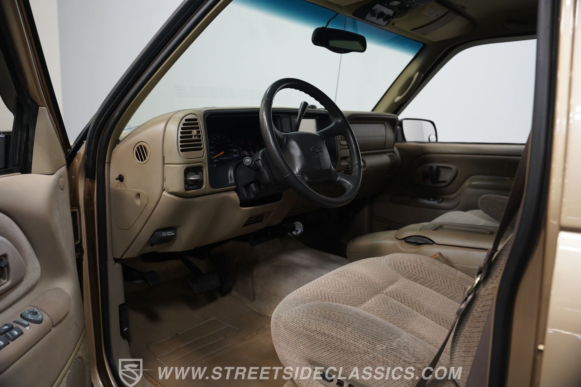 Used 1999 Chevrolet Suburban 2500 w/ Preferred Equipment Group 2 RWD image 4