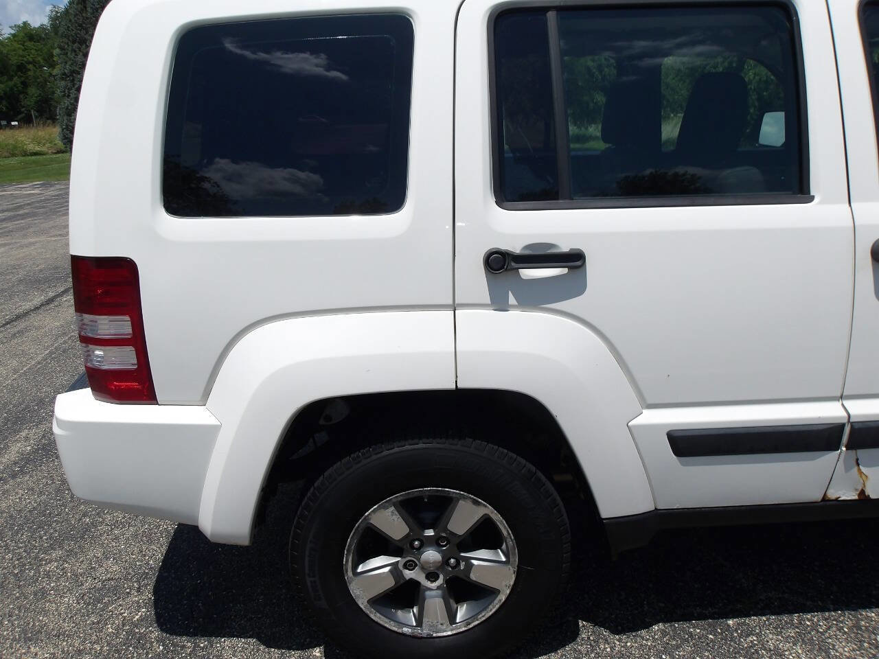 Used 2009 Jeep Liberty Sport image 30