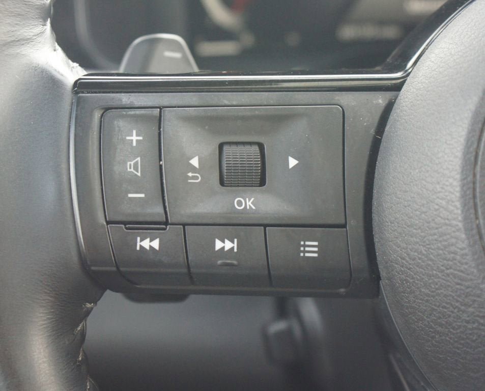 Used 2023 Nissan Pathfinder Platinum w/ Lighting Package (N93) FWD image 11