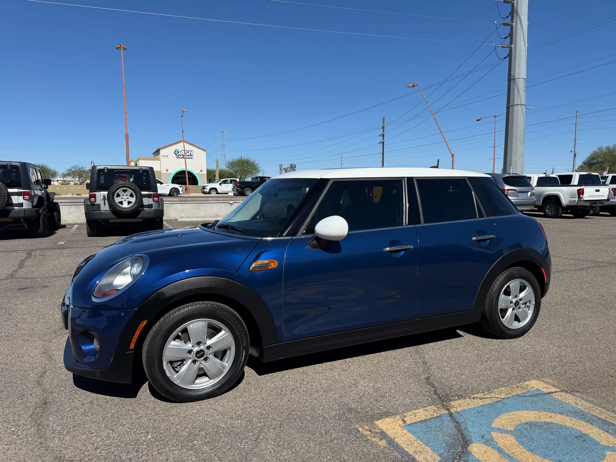 Used 2015 MINI Cooper 4-Door Hardtop image 5