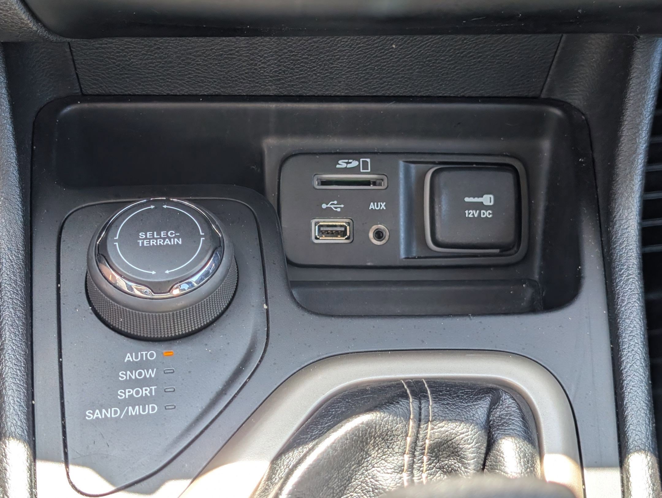Used 2017 Jeep Cherokee Latitude w/ Safety/Convenience Group AWD/4WD image 21