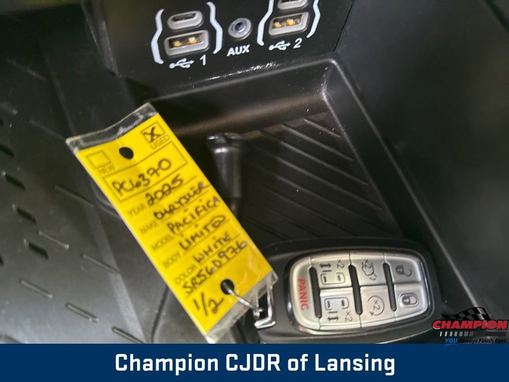 Used 2025 Chrysler Pacifica Limited FWD image 30