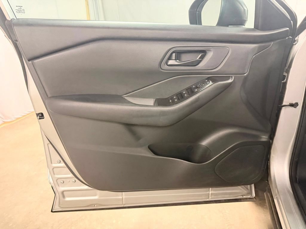 Used 2024 Nissan Rogue S AWD/4WD image 19
