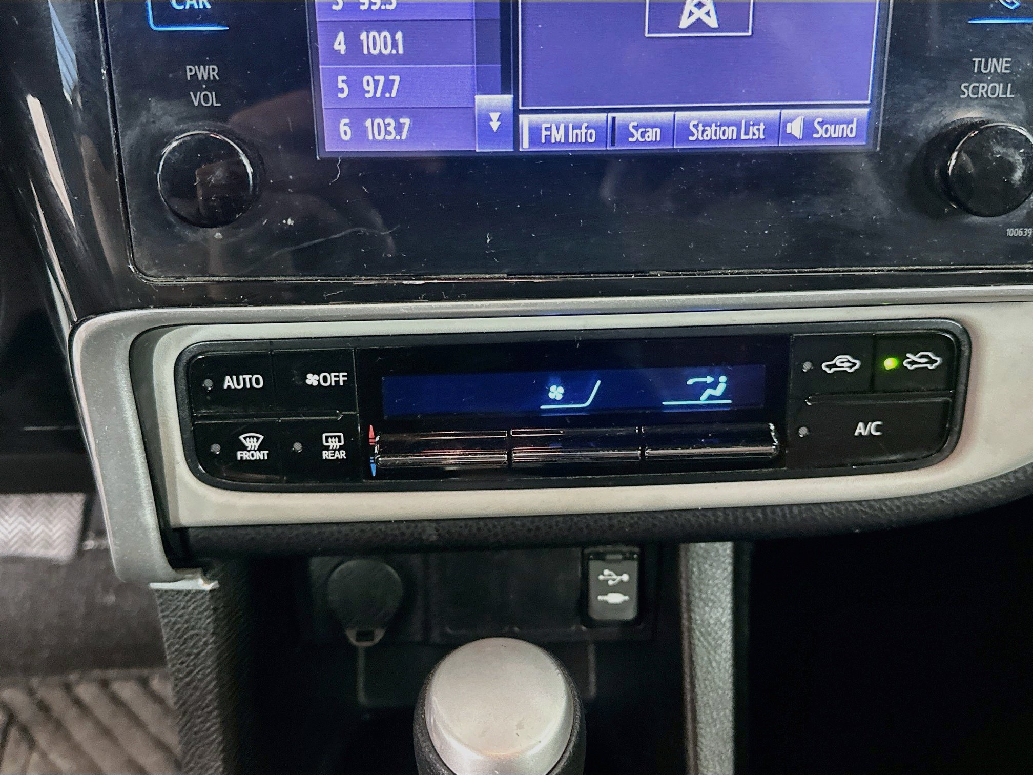 Used 2018 Toyota Corolla LE FWD image 22