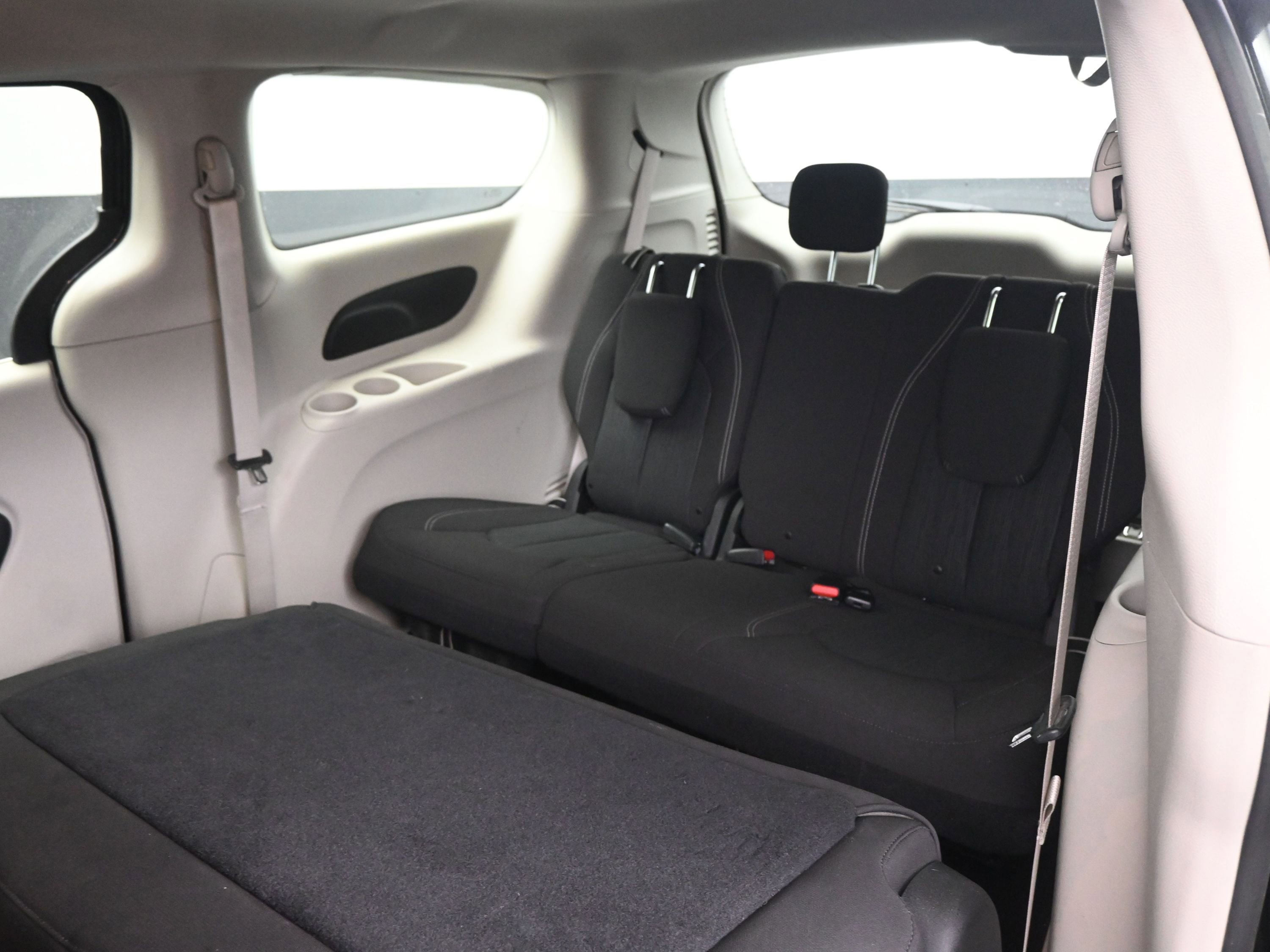 Used 2020 Chrysler Voyager L image 17