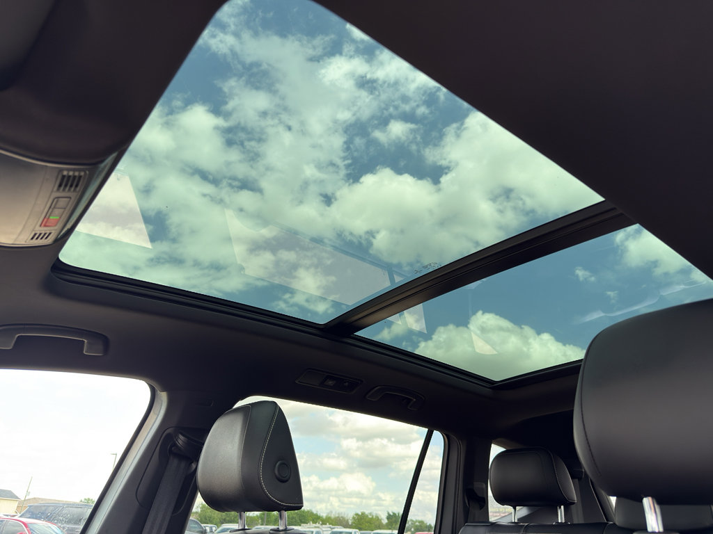 Used 2022 Volkswagen Tiguan SE R-Line image 25