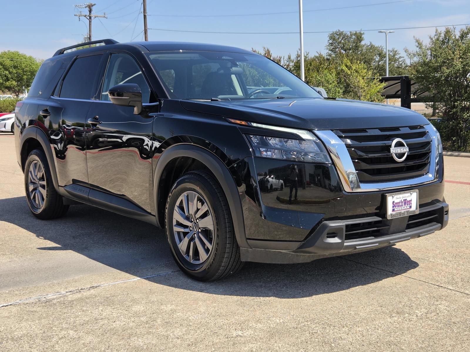 Certified 2025 Nissan Pathfinder SV FWD image 3